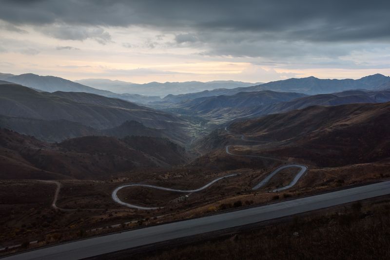 кавказ, горы, осень, армения, armenia, рассвет, утро, дорога, горная дорога, серпантин Дорожное лассо Селимского перевалаphoto preview