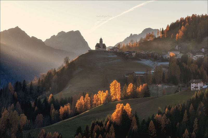 доломитовые альпы,италия,village,осень,mountain,деревня,церквушка,monte pelmo, santa lucia,тени,alps,лиственница,dolomites,свет,selva cadore,church Золотых лиственниц свет фото превью