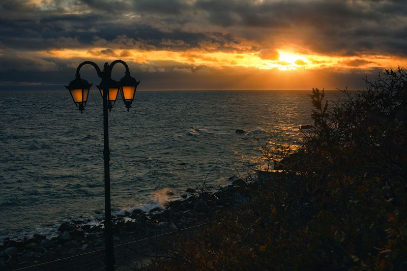 море, закат, фонарь Приятелиphoto preview
