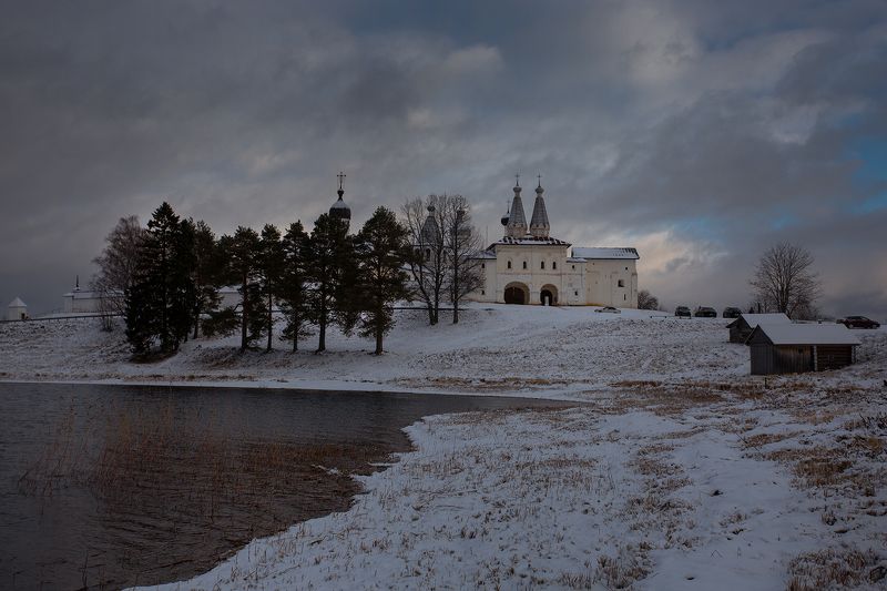 ферапонтово, монастырь, озеро Ферапонтово в суровом ноябре фото превью