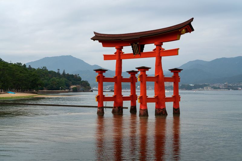Тории храма Ицукусима на острове Миядзима, Японияphoto preview