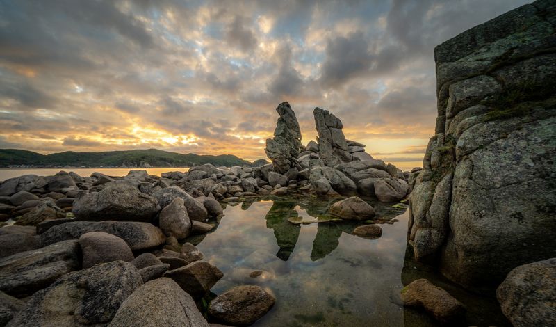 Россия, Приморский край, Лазовский заповедник, бухта Спокойная, кекуры,  Кекуры бухты Спокойная фото превью