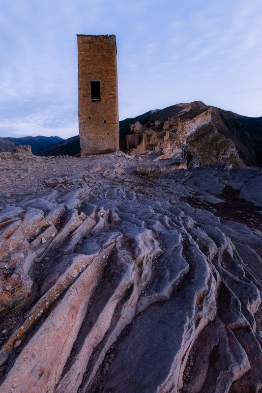 дагестан, горы, крепость, здания, пейзаж, закат, гоор, скалы Скальные останки древней крепости Гоорphoto preview
