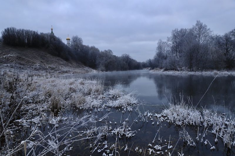 иней мороз ноябрь декабрь сезон россия пейзаж река пасмурный хмурый течение утро темный монохромный русский влажность московская область загородный экология Белый-белый иней фото превью
