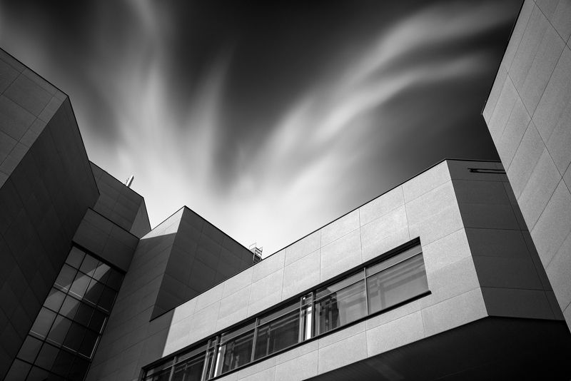 город, архитектура, здание, фасад, чб, черно-белое, небо, облака, выдержка, красноярск, киц КИЦphoto preview