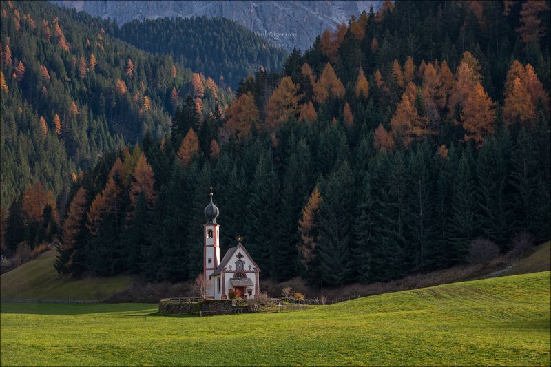 доломитовые альпы,santa maddalena,деревня,val di funes,осень,odle,италия,alps,ranui,san giovanni,церквушка,hills,mountain Среди гор и лесовphoto preview
