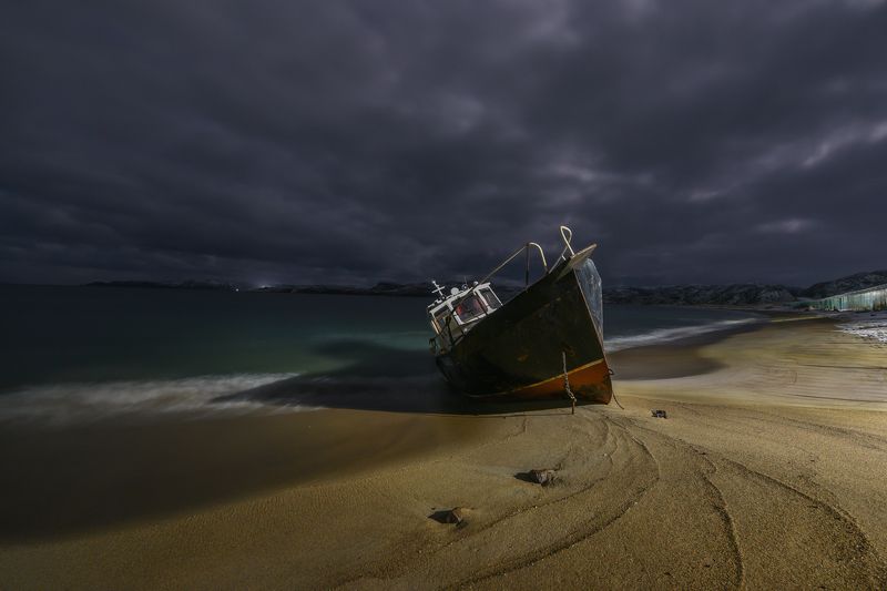 Выброшенный на берег корабльphoto preview