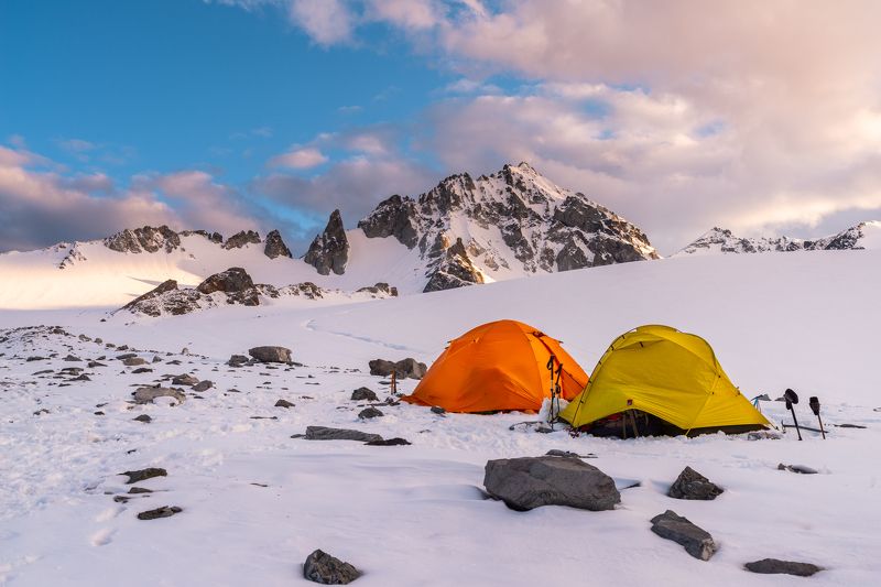 Якутия, Сунтар-Хаята, горы, ледник, палатки В лагере под пиком Динозаврphoto preview
