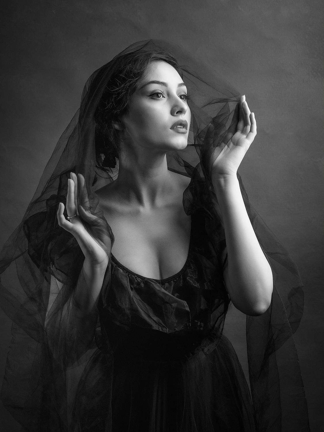 Anna. Автор: Ведмеденко Оксана портрет , жанр, лицо, красивая девушка, лица35, печать, руки, черно-белое, Ведмеденко Оксана