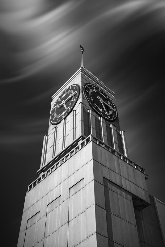 город, архитектура, чб, черно-белое, здание, башня, часы, куранты, символ, небо, облака, выдержка, снизу, красноярск Башня с часамиphoto preview