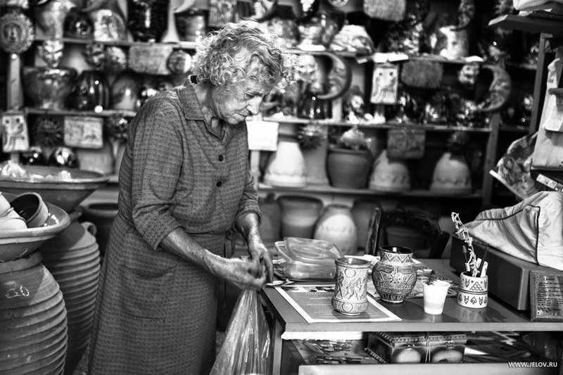 продавец глинянных изделийphoto preview