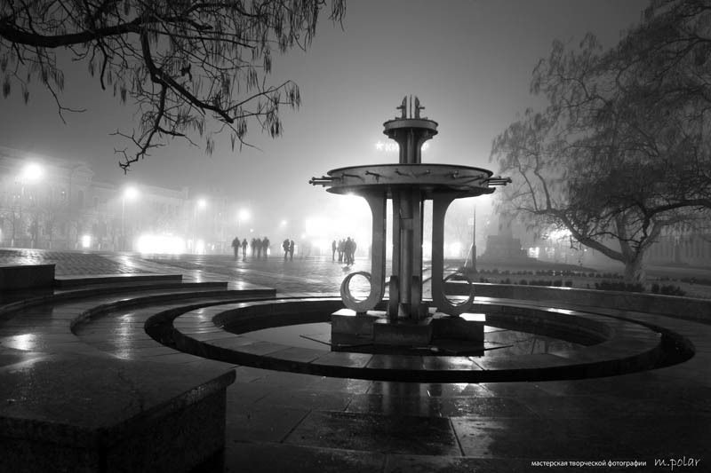 город,туман,вечер спящий фонтанphoto preview