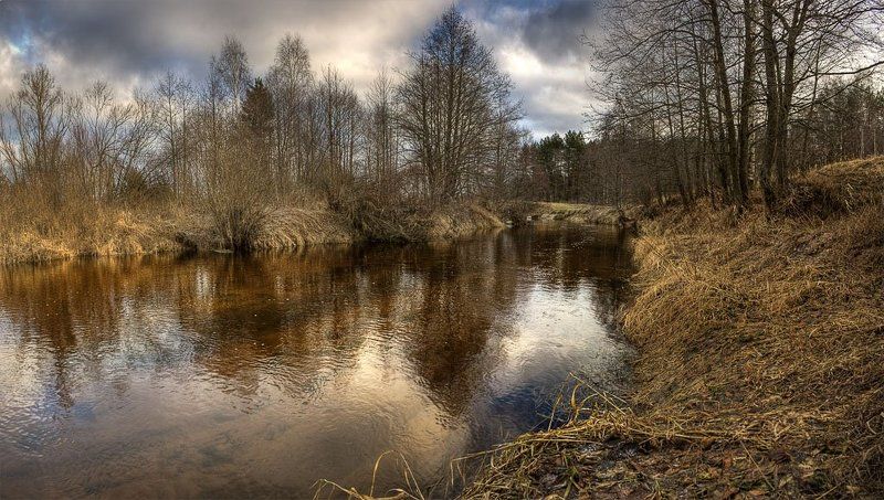 река, пасмурно, уныло, облака, отражение последние моментыphoto preview