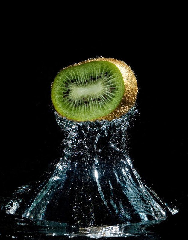 киви, вода, рекламное фото кивиphoto preview