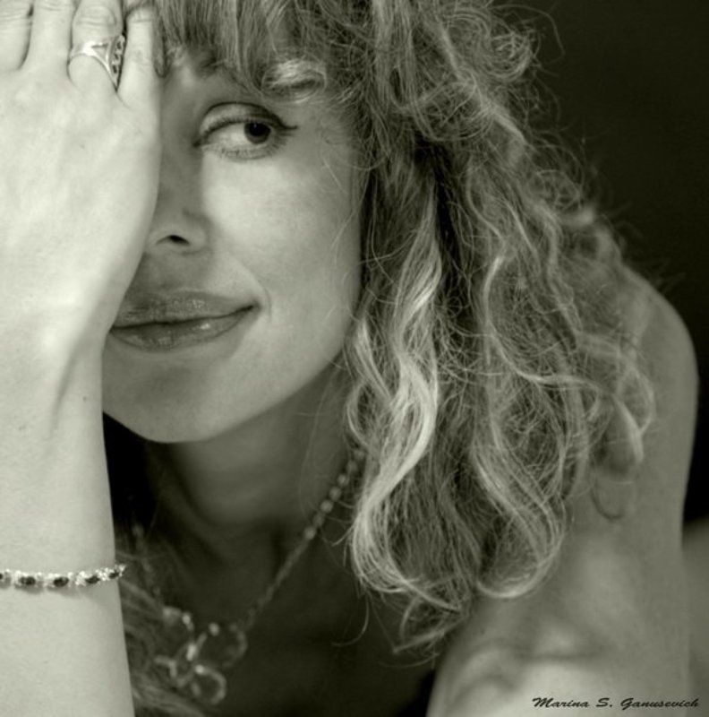 О чем же молчим мы с улыбкой так нежно...photo preview