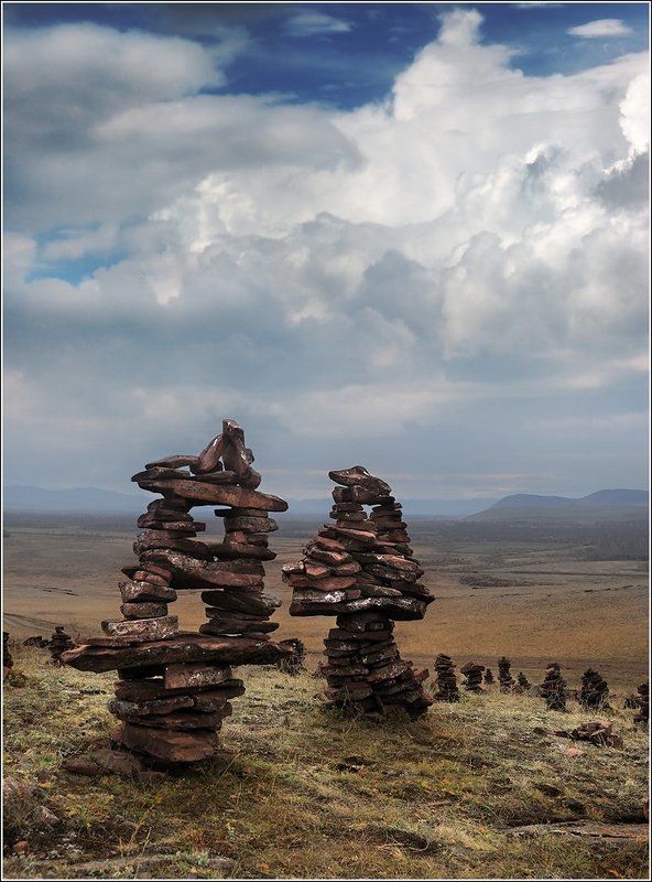 Большой, Высокий, Желтый, Исторический, история, камни, Красивый, Красный, культура, Культурный, Облака, обо, Памятник, пейзаж, пирамидки, природа, путешествия, Ритуальный, сибирь, сооружения, Степь, сундуки, Трава, туризм, Тучи, хакасия Город Обоphoto preview