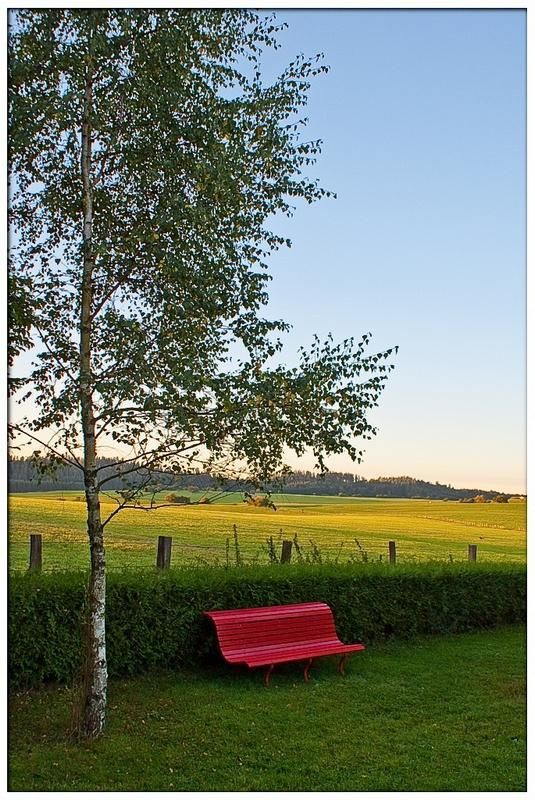 У лавочкиphoto preview