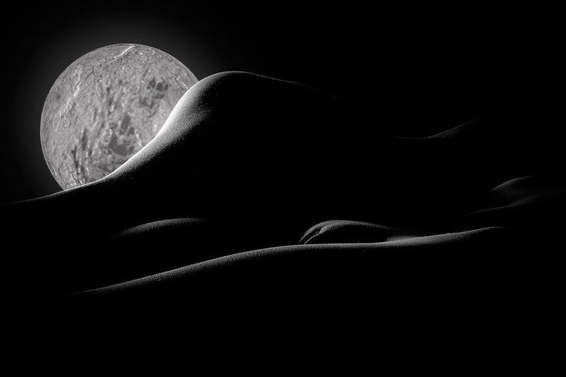 девушки, силуэты При полной луне...photo preview