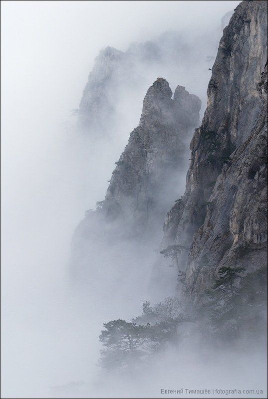 Скалы Ай-Петри в облакахphoto preview