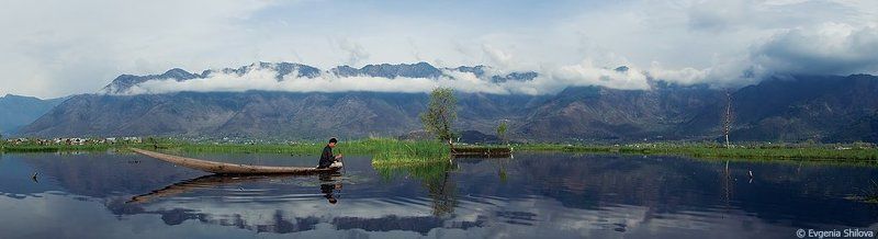 шринагар, кашмир, индия, рыбак На озереphoto preview