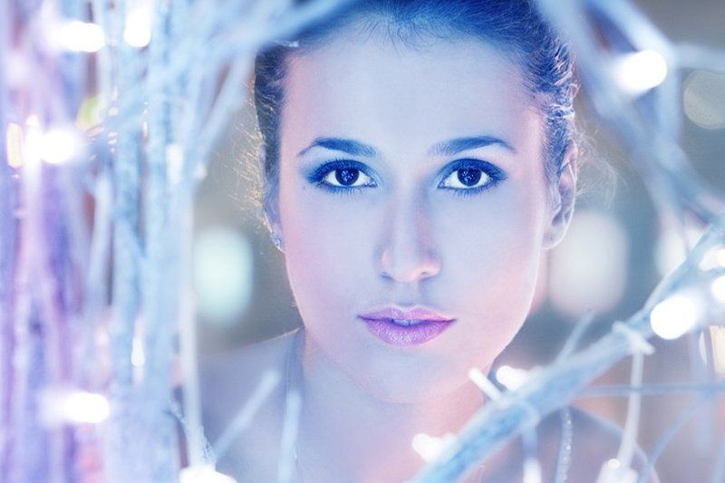 девушка, белые, кусты, обмотанные, фоняриками, в городе Зимняяphoto preview