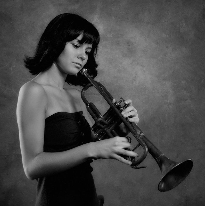 девушка,труба долгое эхо...photo preview