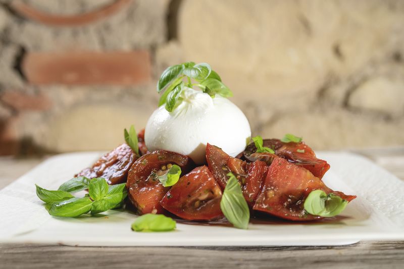 еда  салат помидор базилик вкусно   Салатик на завтрак photo preview