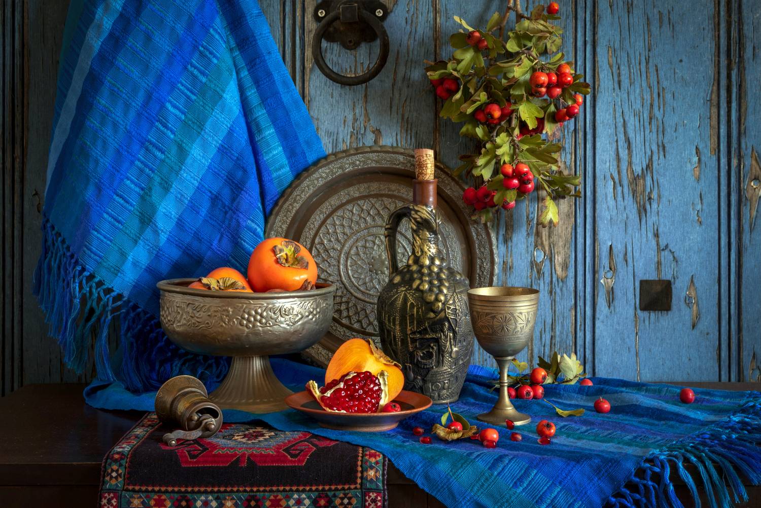 Синька. Автор: Татьяна Горбачева Маментьева Хурма, бутылка, драпировки, кольцо ,стена ,кубок, ваза с фруктами, гранат, боярышник., Татьяна Горбачева Маментьева