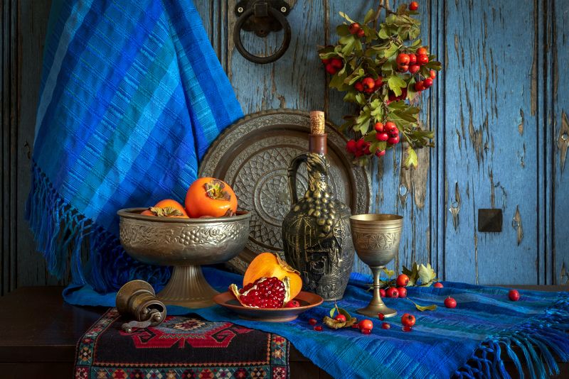 Хурма, бутылка, драпировки, кольцо ,стена ,кубок, ваза с фруктами, гранат, боярышник. Синькаphoto preview