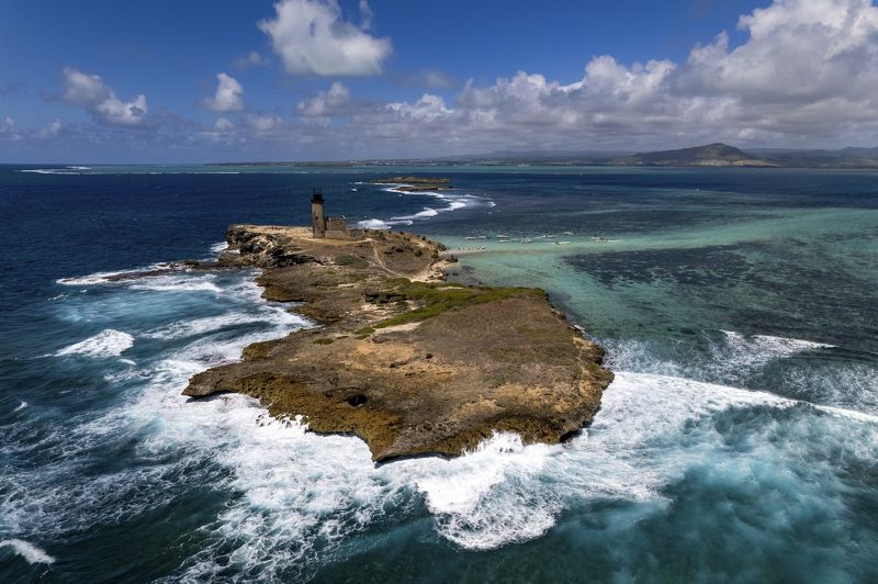 Остров с маяком на восточном побережье Маврикия фото превью