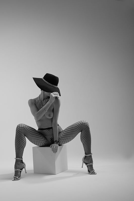 ню, эротика, шляпка Шляпкаphoto preview