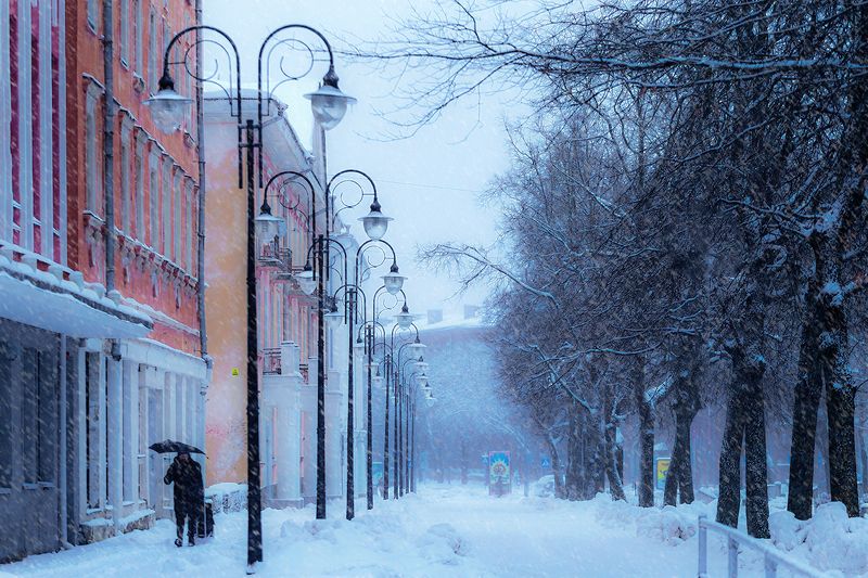 нарва улица турист зонт чемодан декабрь снегопад фонари Под зонтом. фото превью