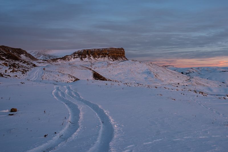 гора, рассвет, небо, плато, облака, утро, тучи, непогода, закат, вечер , слои, холмы, долина, зима, снег, следы, дорога НАМ ЛЮБЫЕ ДОРОГИ ДОРОГИphoto preview