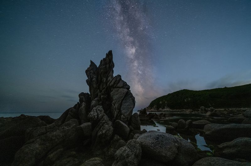Россия, Приморский край, Приморье, Японское море, бухта Спокойная, Млечный Путь, кекур, Кекур и Млечный Путь в бухте Спокойная фото превью