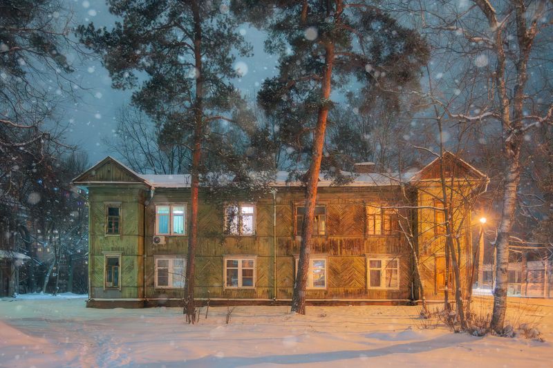 дом, город, зима, Новый год, снег, снег в городе, пейзаж, гродской пейзаж, ночь, Московская область, пейзаж  Старый дом. фото превью