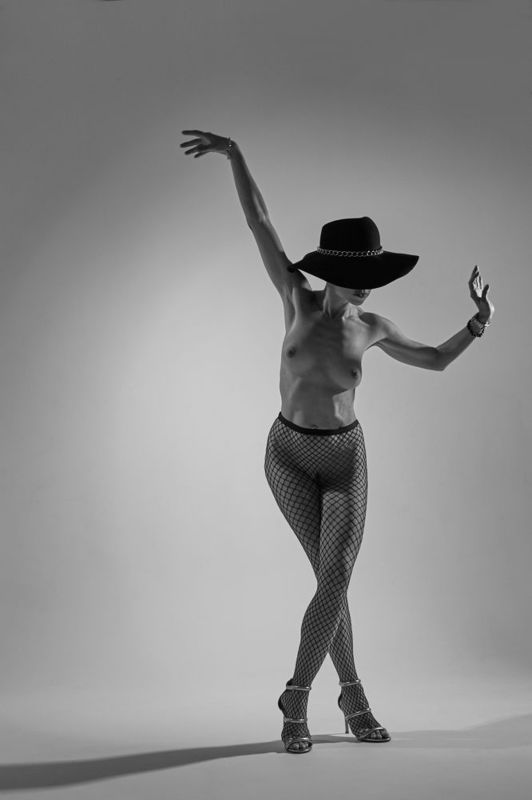 эротика, танец, ню, шляпка Шляпкаphoto preview