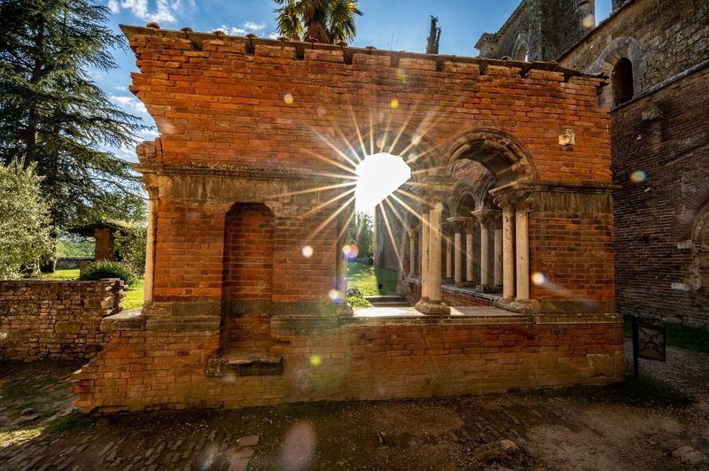 Закатные лучи в Сан Галгано, Италияphoto preview