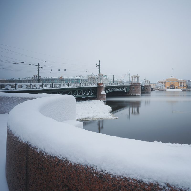 Дворцовый мост зимойphoto preview