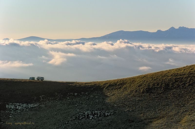 горы облака рассвет  Там, на самом на краю Земли, в небывалой голубой дали...photo preview