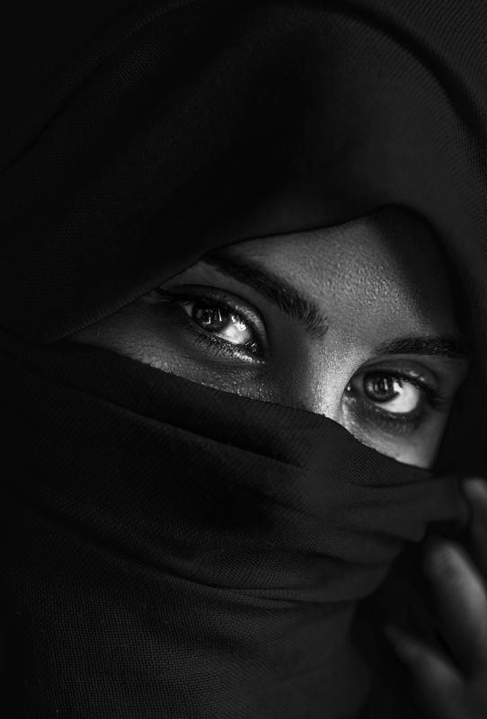 black and white, female portrait, details, look, eyes, light, gray shades, power, scarf Ikramphoto preview