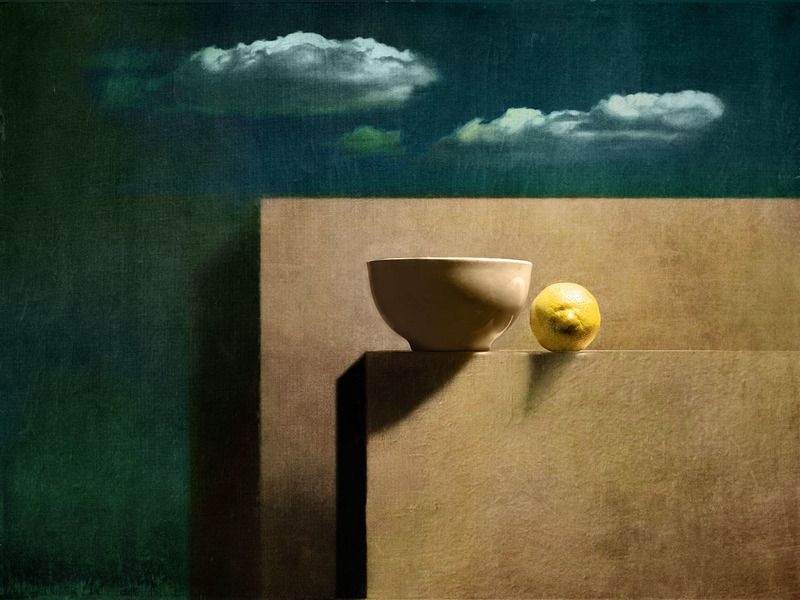 миска и тень фото превью