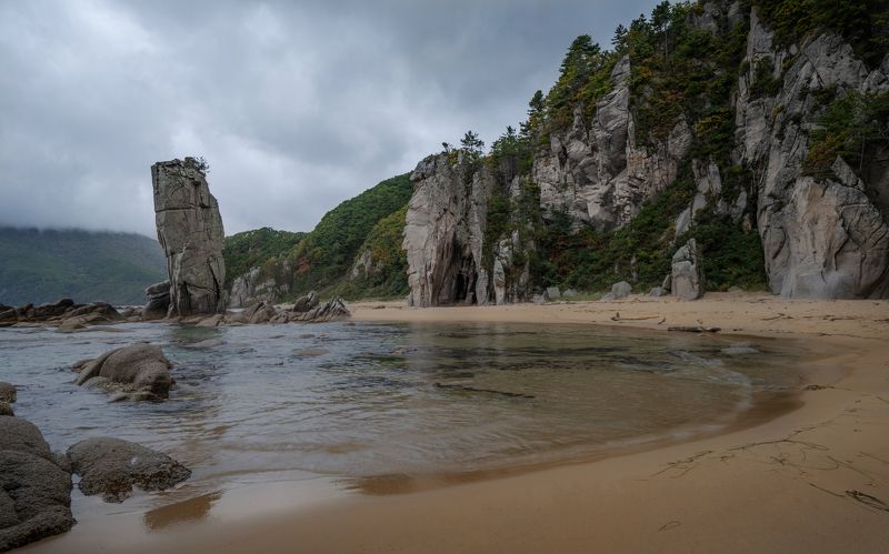 Россия, Приморский край, Лазовский заповедник, бухта Тачингоуза, кекур Самурай, меч самурая,  В бухте Тачингоуза фото превью