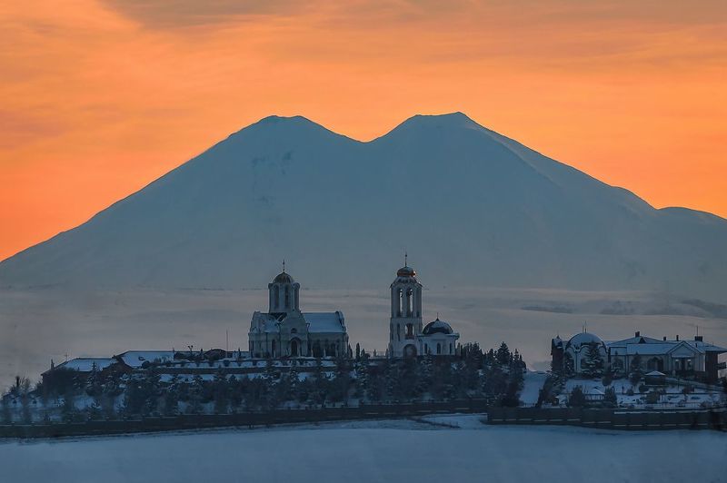 кавказ, горы, вечер, кмв, эльбрус, монастырь, храм, кавказские минеральные воды С Эльбрусом после закатаphoto preview