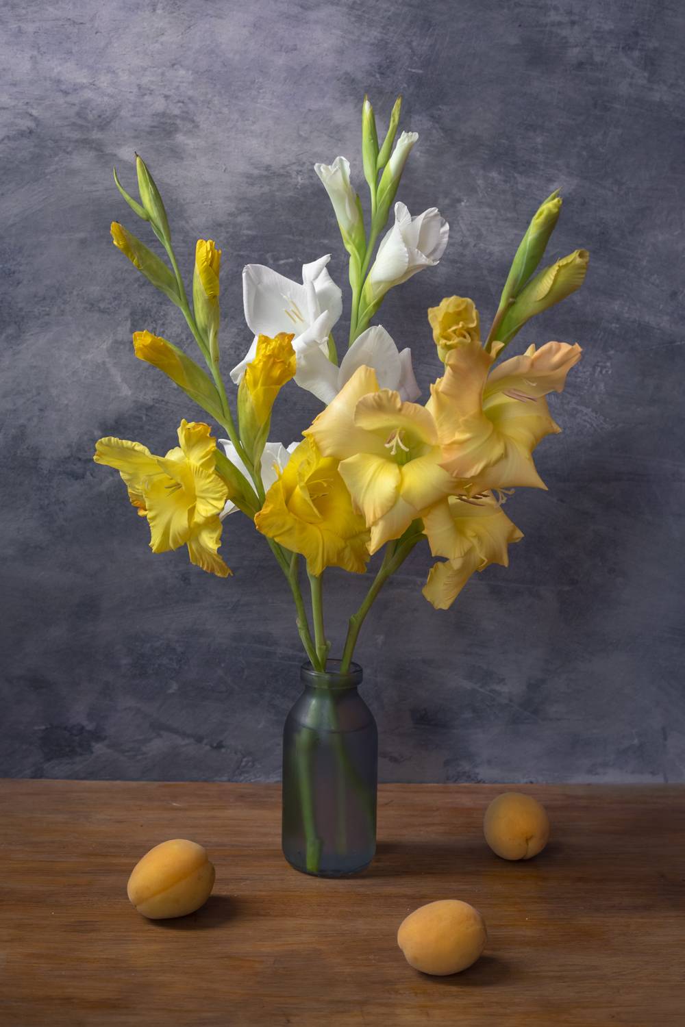 Гладиолусы и абрикосы.. Автор: Сергей Алексеев , Сергей Алексеев