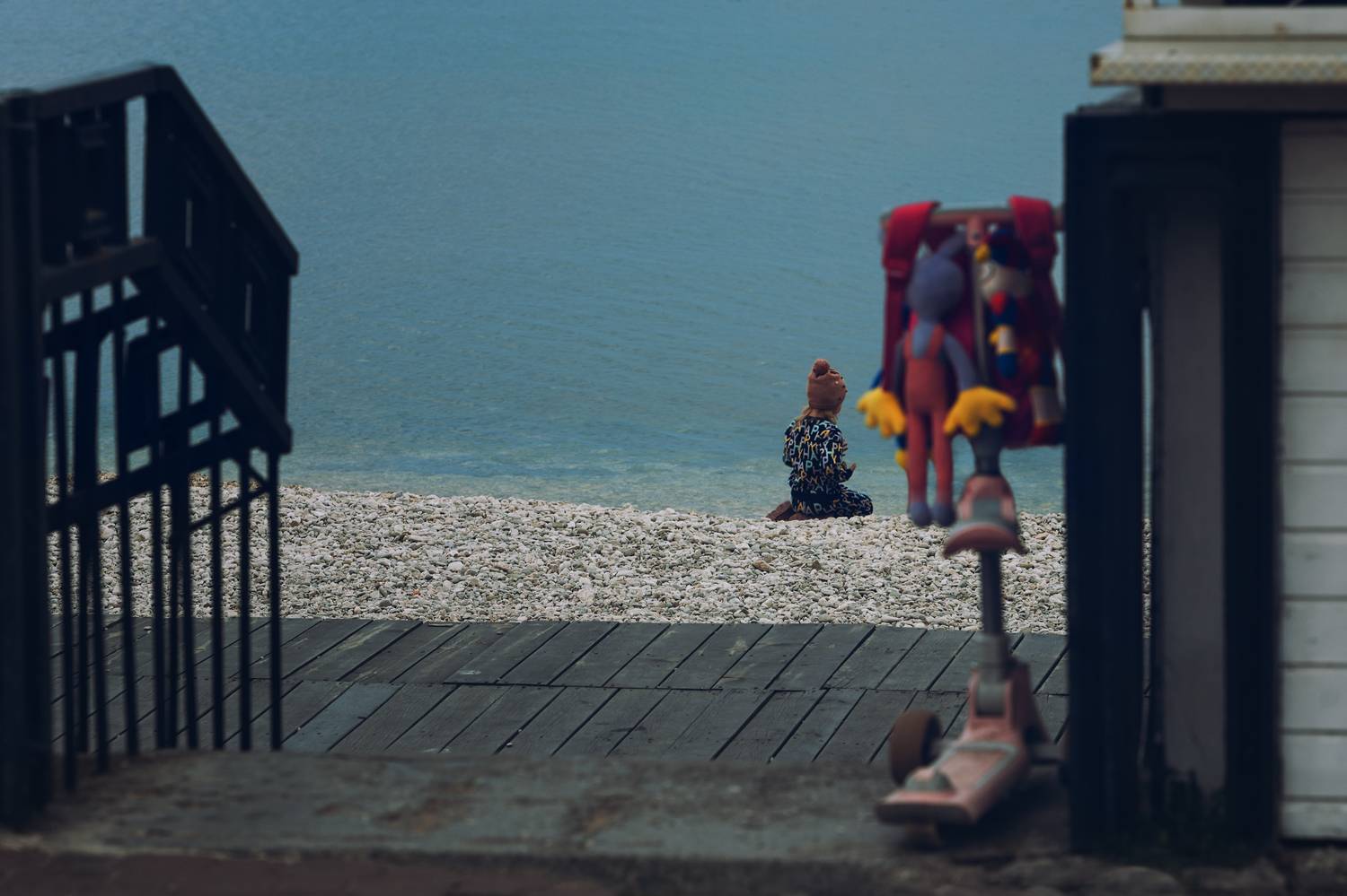 - Я покажу вам море.. Автор: Вьюшкин Игорь девочка, море, самокат, игрушки, Вьюшкин Игорь