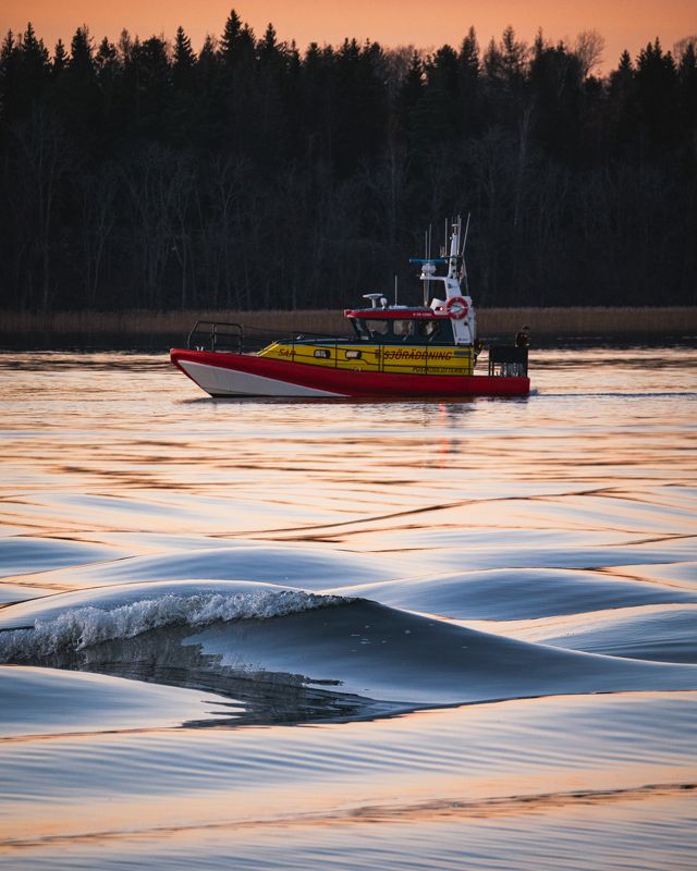 озеро, катер, волны На вахтеphoto preview