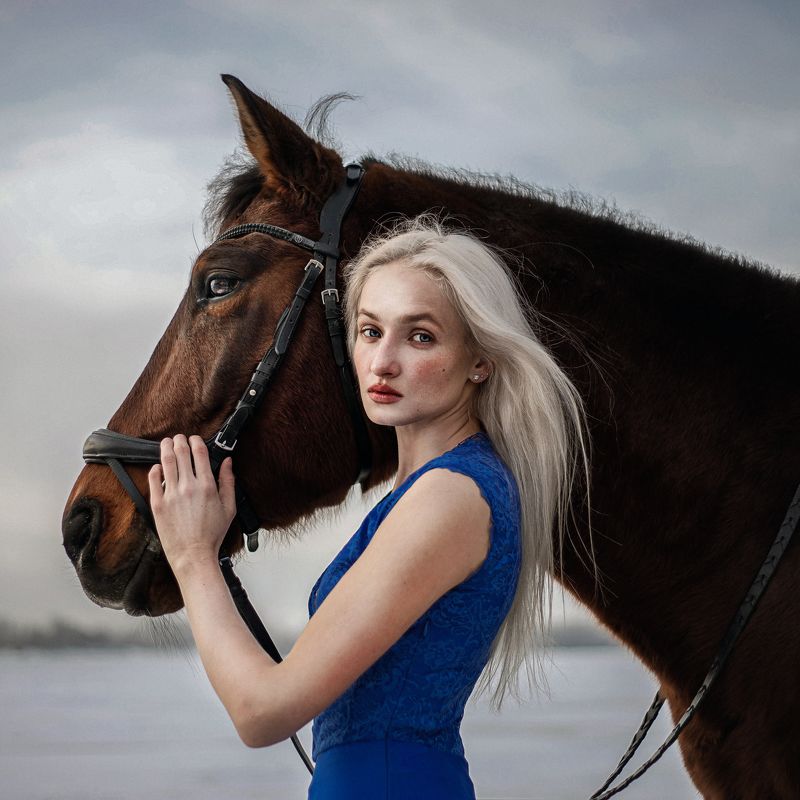 Девушка и лошадьphoto preview