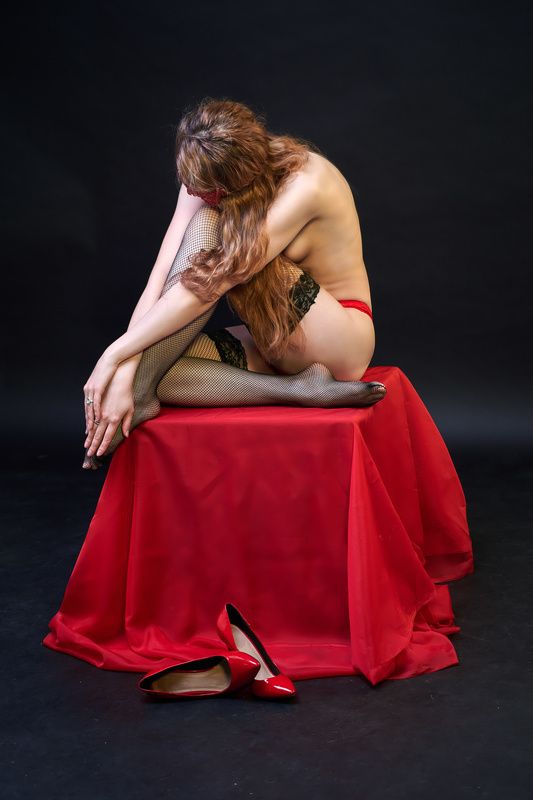 Beautiful girl in the studiophoto preview