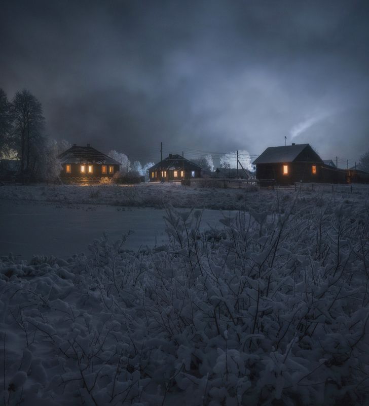 Тёплый свет в вечерних окнахphoto preview