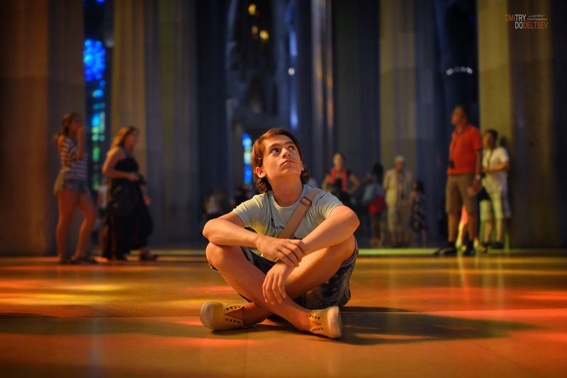 мальчик, парень, Саграда Фамилия, Испания, Барселона, свет, колонны, храм Созерцание...photo preview